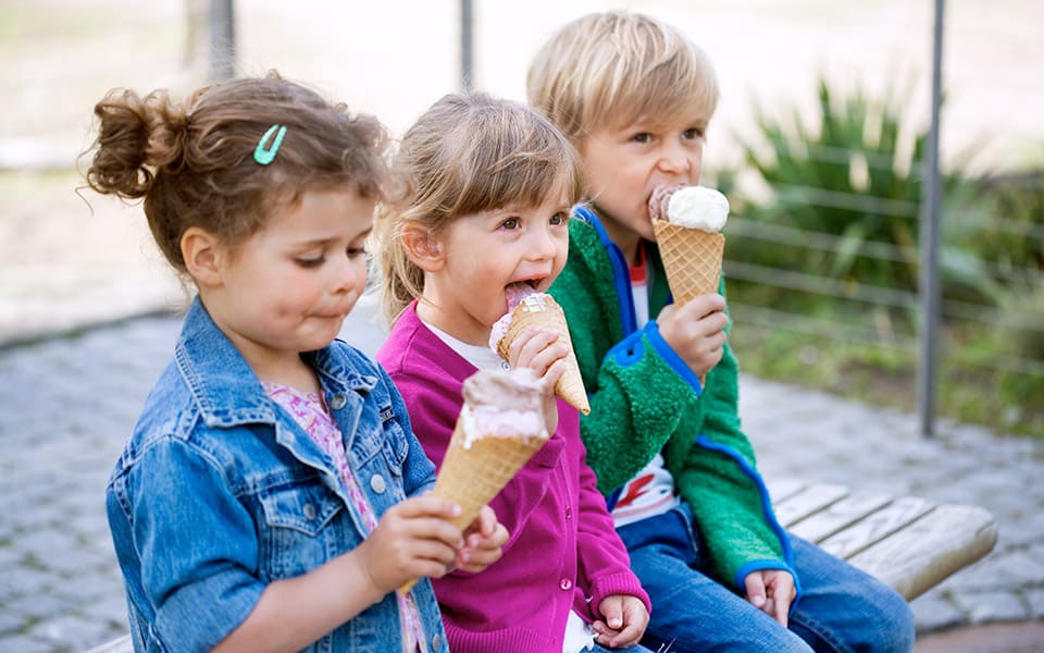 children eat ice cream